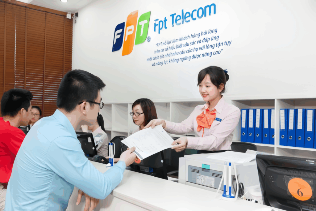 Hình ảnh khách hàng giao dịch tại văn phòng FPT Telecom Chương Mỹ.