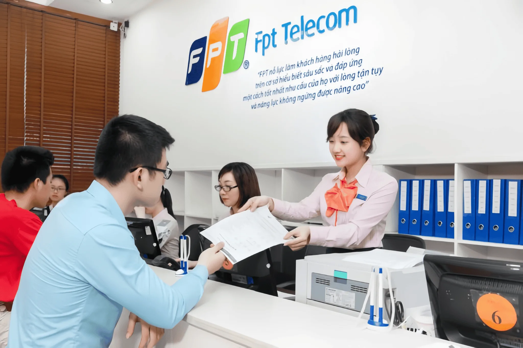Hình ảnh khách hàng giao dịch tại văn phòng FPT Telecom Chương Mỹ.